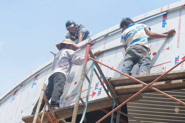 Mua bảo hiểm cho công nhân xây dựng (thợ hồ)