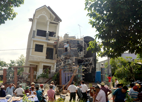 nhà bốn tầng bị sập ở bình dương khi đang xây dựng