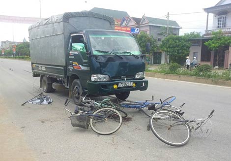 Xe tải tông thẳng vào tốp học sinh