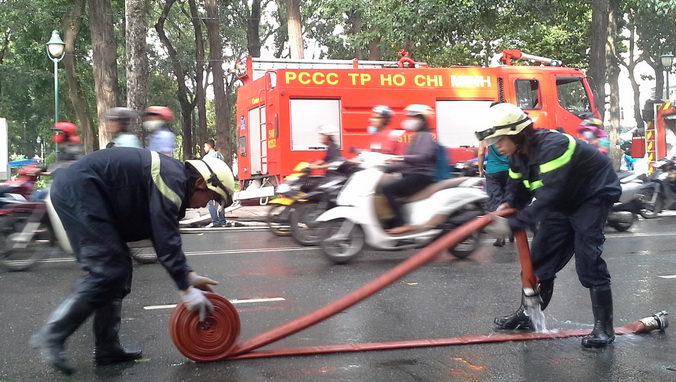 Náo loạn vì diễn tập chữa cháy tại trung tâm TP.HCM