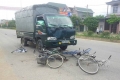 Xe tải tông thẳng vào tốp học sinh